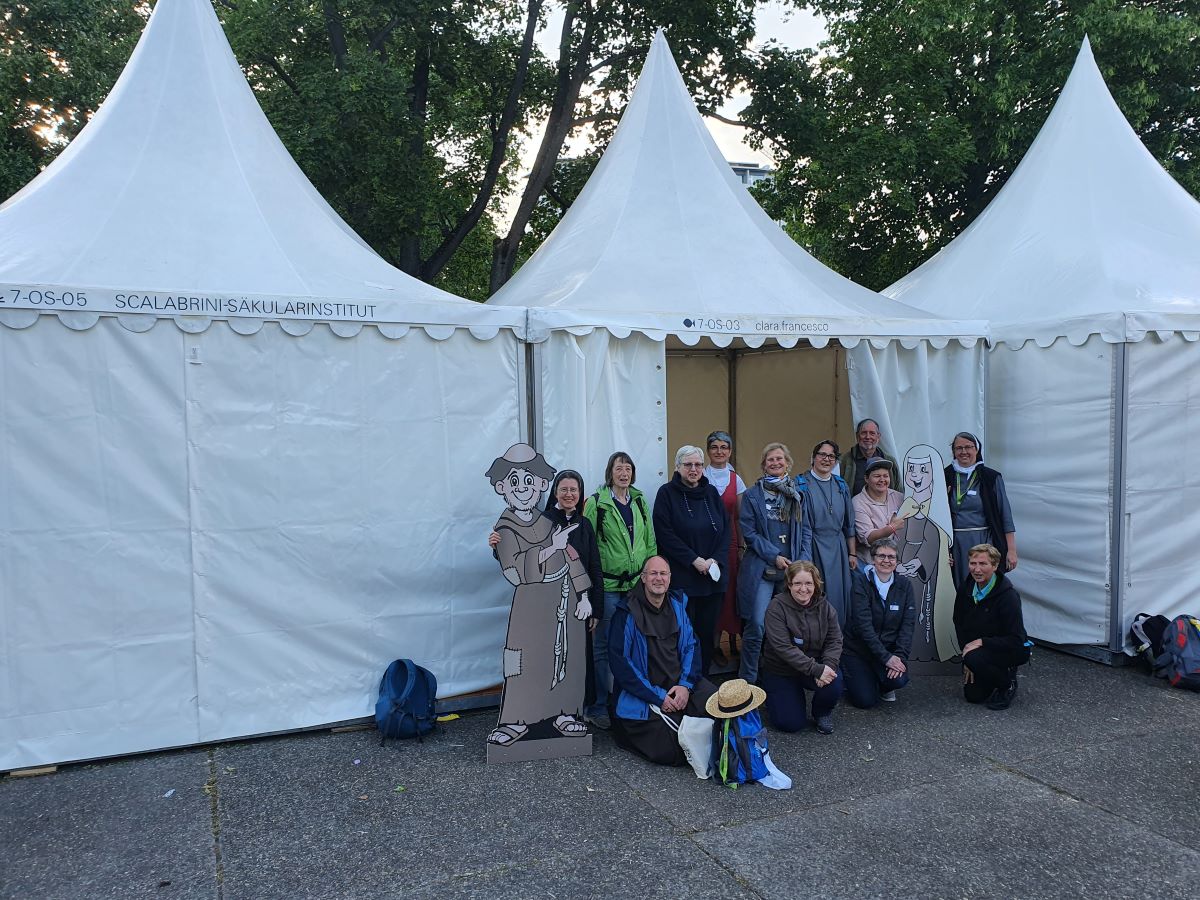 cf Stuttgart2022 Stand Gruppenfoto Abbau